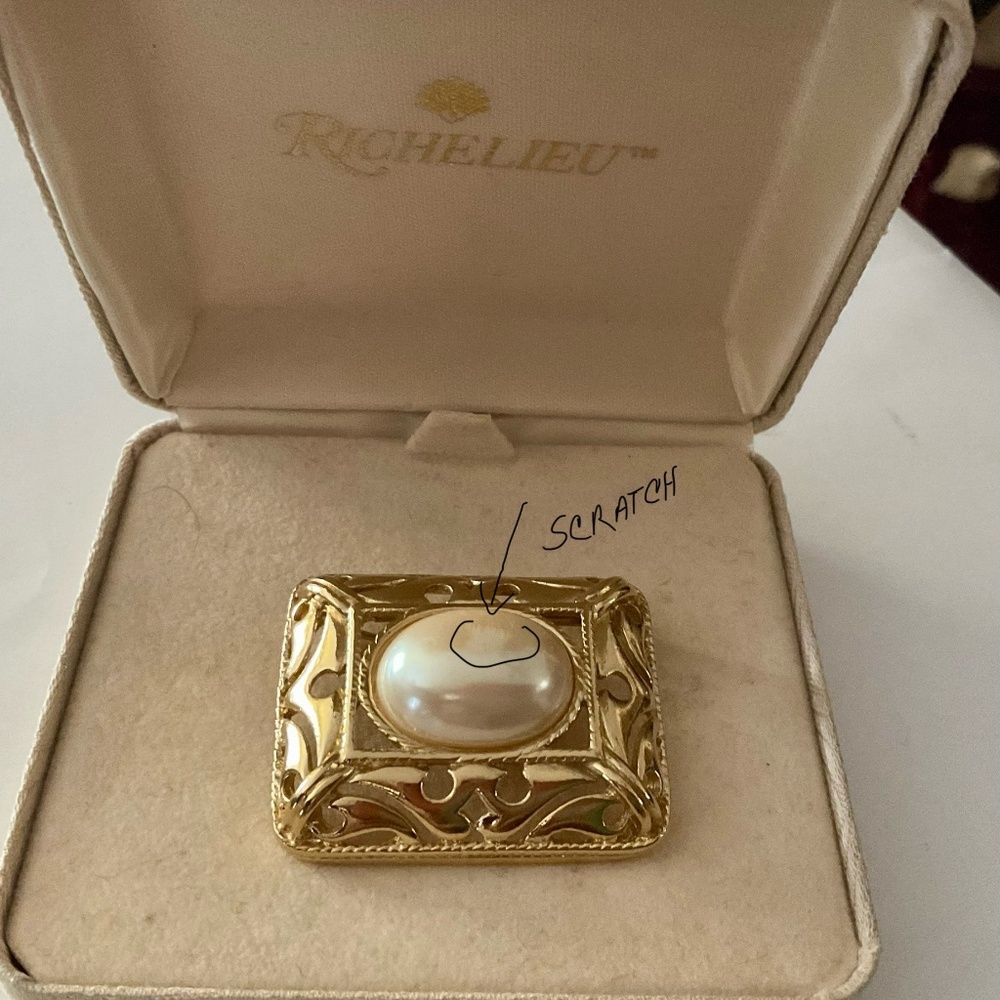 VINTAGE RICHELIEU BROOCH